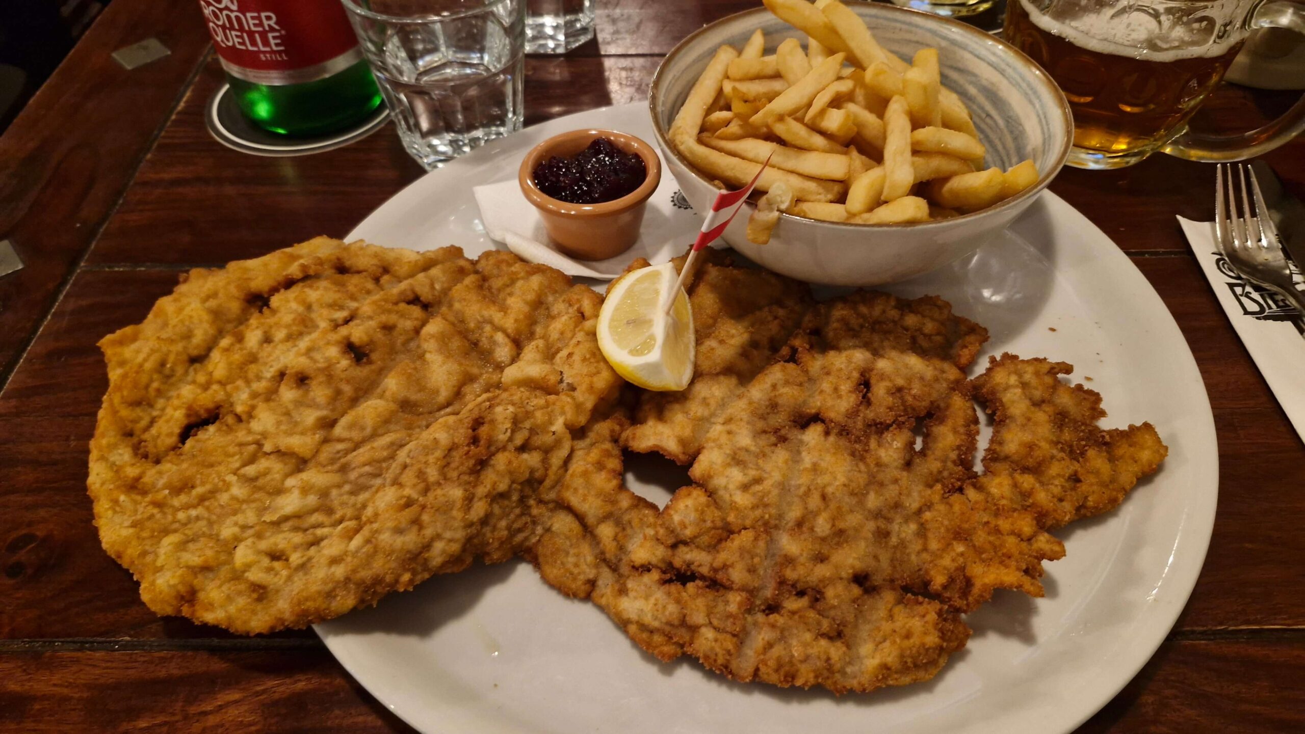 Kleines Wiener Schnitzel im Bier und Bierli Wien